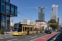 Straßenbahn Frankfurt am Main Tram Alstom Citadis T-Wagen mit Vollwerbung mit Hochhäusern am Güterplatz