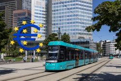 Straßenbahn Frankfurt am Main Tram Alstom Citadis mit Euro-Denkmal am Willy-Brandt-Platz