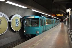 U-Bahn Frankfurt am Main U2-Wagen als Linie U1 in der unterirdischen Haltestelle Schweizer Platz