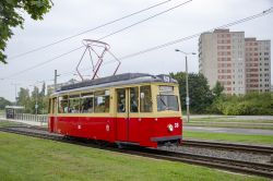Straßenbahn Frankfurt an der Oder Tram LOWA Wagen mit Plattenbau in Neuberesinchen