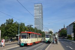 Straßenbahn Frankfurt an der Oder Tram CKD Tatra KT4D mit Oderturm in der Haltestelle Zentrum