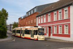 Straßenbahn Frankfurt an der Oder Tram AEG ADtranz GT6M mit alten Häusern an der Gartenstraße