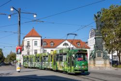 Straßenbahn Freiburg im Breisgau Tram Duewag GT8 mit Denkmal am Europaplatz in der Innenstadt
