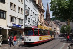 Straßenbahn Freiburg im Breisgau Tram Duewag GT8 in der Altstadt mit Freiburger Münster