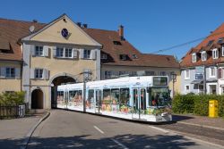 Straßenbahn Freiburg im Breisgau Tram Duewag GT8Z in Günterstal mit Hausdurchfahrt am Klosterplatz