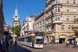 Straßenbahn Freiburg im Breisgau Tram Duewag GT8Z in der Altstadt mit Stadttor Martinstor am Holzmarkt