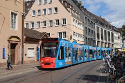 Straßenbahn Freiburg im Breisgau Tram Siemens Combino in der Altstadt vor der Station Stadttheater
