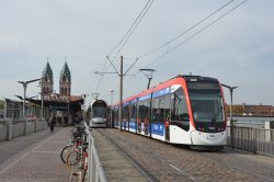Straßenbahn Freiburg im Breisgau Tram CAF Urbos 3 auf der Brücke an der Station Hauptbahnhof mit Kirchtürmen