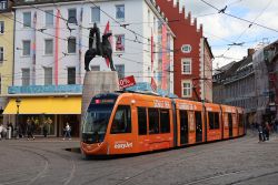 Straßenbahn Freiburg im Breisgau Tram CAF Urbos 3 am Bertholdsbrunnen in der Innenstadt