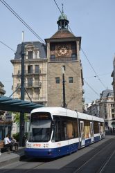 Straßenbahn Genf Geneve Tram Bombardier Cityrunner mit Turm Tour de l'ile an der Station Bel-Air