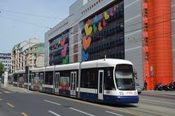 Straßenbahn Genf Geneve Tram Bombardier Cityrunner mit buntem Gebäude der Heilsarmee