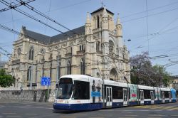 Straßenbahn Genf Geneve Tram Bombardier Cityrunner mit Kirche Notre-Dame de Geneve