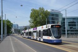Straßenbahn Genf Geneve Tram Stadler Tango mit modernen Gebäuden