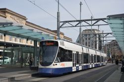 Straßenbahn Genf Geneve Tram Stadler Tango auf dem Bahnhofsvorplatz vor dem Hauptbahnhof von Genf