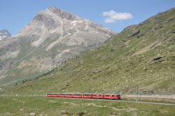 Bernina-Express mit Triebwagen kurz vor dem Berninapass