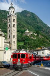Bernina-Express Schlepptriebwagen ABe 4/4 III in Tirano vor der Basilika