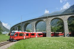 Allegra Triebzug der Rhätischen Bahn RhB auf dem Kreisviadukt Brusio auf der Berninabahn