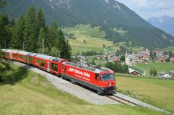 E-Lok Ge 4/4 III der Rhtischen Bahn mit Alpenpanorama bei Bergn