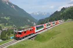 E-Lok Ge 4/4 II der Rhtischen Bahn RhB mit Glacier-Express bei Bergn