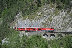E-Lok Ge 4/4 III der Rhtischen Bahn mit Tunnel und Viadukt auf der Albulastrecke bei Preda
