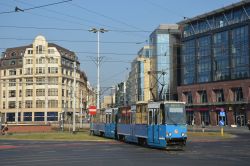 Straßenbahn Breslau Wroclaw Tram Konstal 105Na in der Innenstadt an der Galeria Dominikanska