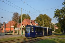 Straßenbahn Breslau Wroclaw Tram Modertrans Moderus Beta vor dem Betriebshof 6 an der Haltestelle Tramwajowa