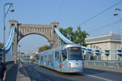 Straßenbahn Breslau Wroclaw Tram Skoda 19T auf der Hängebrücke Most Grunwaldzki